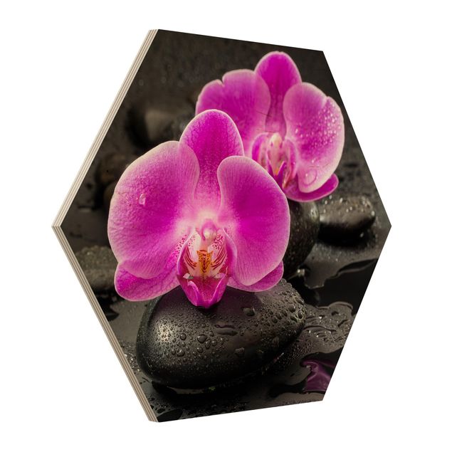 Hexagon Bild Holz - Pinke Orchideenblüten auf Steinen mit Tropfen