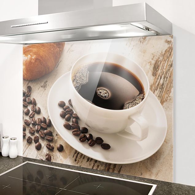 Spritzschutz Glas magnetisch Dampfende Kaffeetasse mit Kaffeebohnen