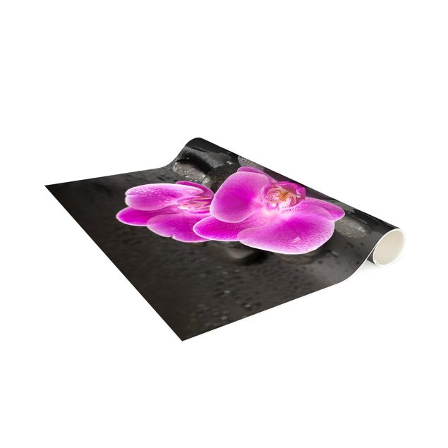 Moderne Teppiche Pinke Orchideenblüten auf Steinen mit Tropfen