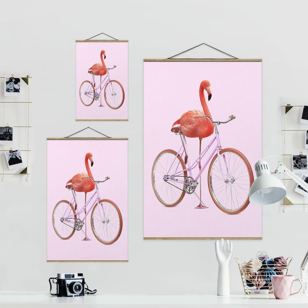 Stoffbild mit Posterleisten - Jonas Loose - Flamingo mit Fahrrad - Hochformat 2:3