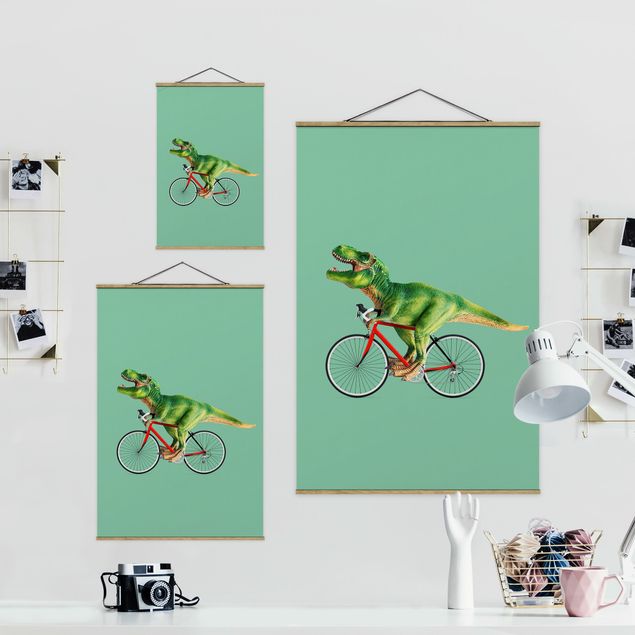 Stoffbild mit Posterleisten - Jonas Loose - Dinosaurier mit Fahrrad - Hochformat 2:3