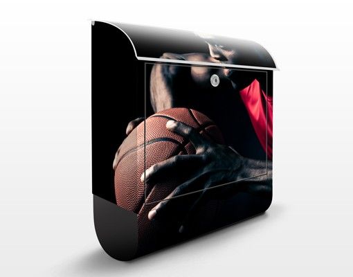 Schwarzer Briefkasten Nahaufnahme eines Basketballers