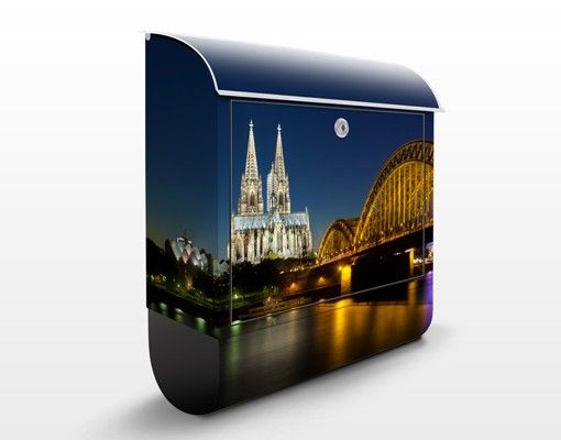 Designer Briefkasten Köln bei Nacht