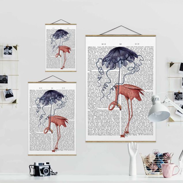 Stoffbild mit Posterleisten - Tierlektüre - Flamingo mit Regenschirm - Hochformat 2:3