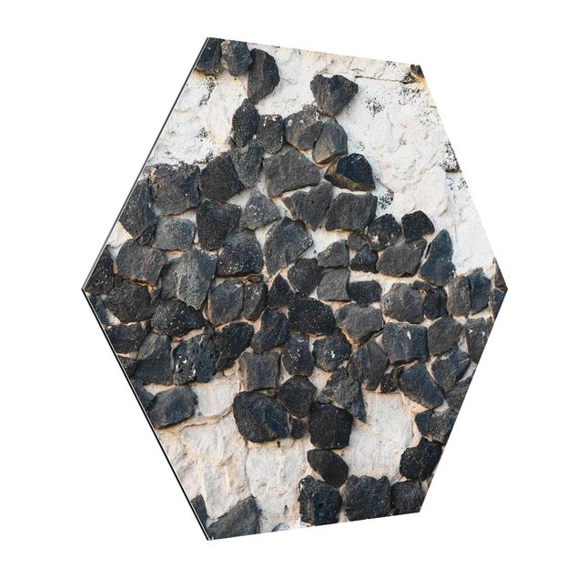 Hexagon Bild Alu-Dibond - Mauer mit Schwarzen Steinen