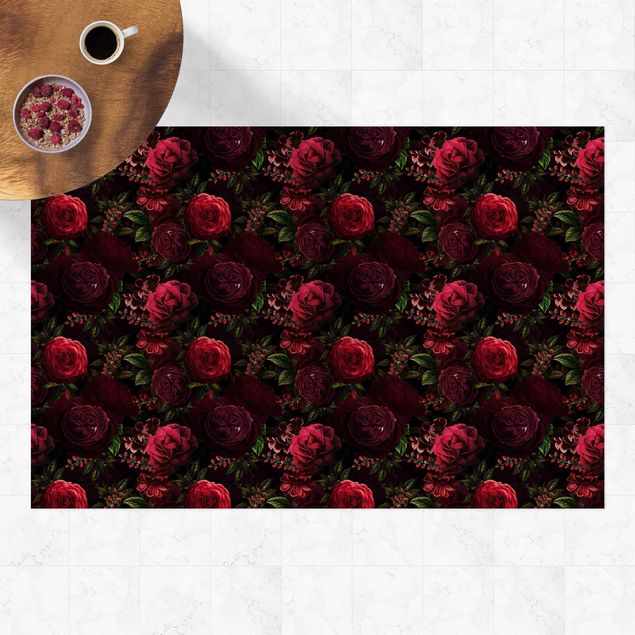 Aussen Teppich Rote Rosen vor Schwarz