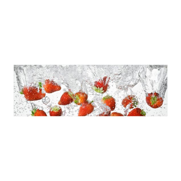 Vinyl-Teppich - Frische Erdbeeren im Wasser - Panorama Quer