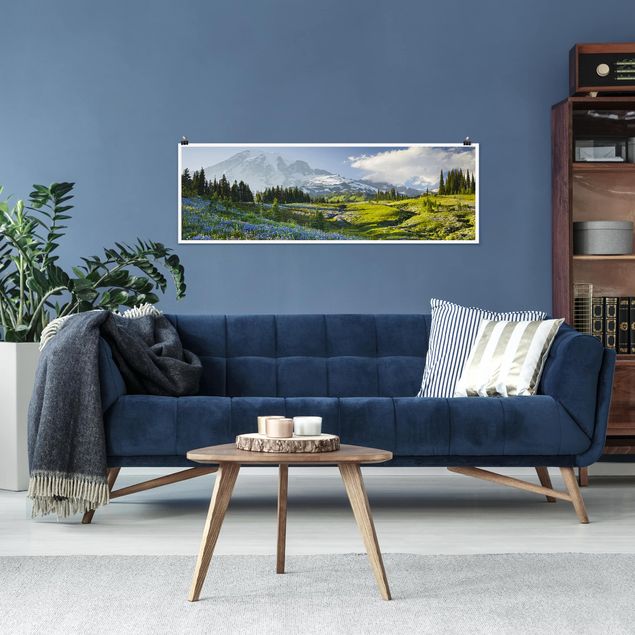 Poster Landschaft Bergwiese mit blauen Blumen vor Mt. Rainier