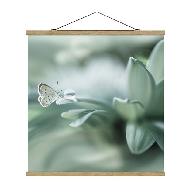 Stoffbild mit Posterleisten - Schmetterling und Tautropfen in Pastellgrün - Quadrat 1:1