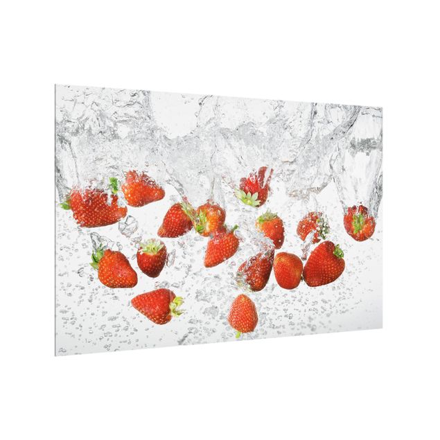 Spritzschutz Weiß Frische Erdbeeren im Wasser