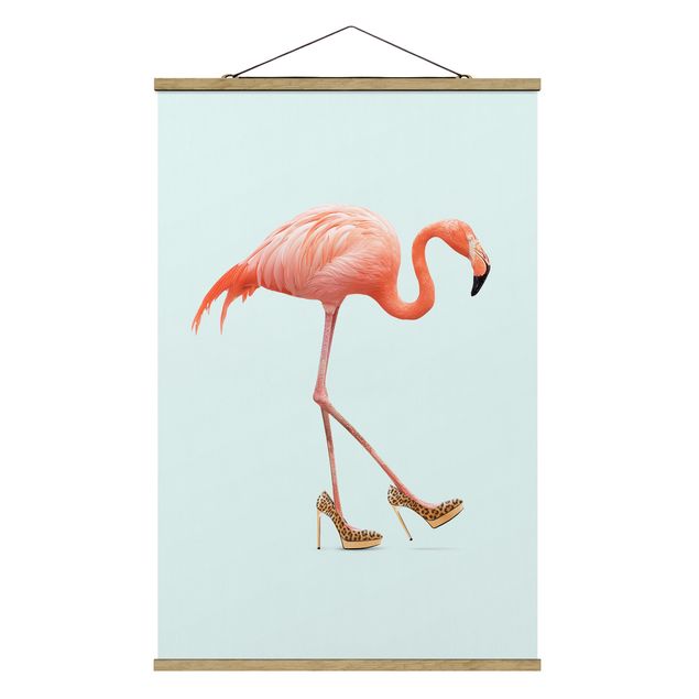 Stoffbild mit Posterleisten - Jonas Loose - Flamingo mit High Heels - Hochformat 2:3