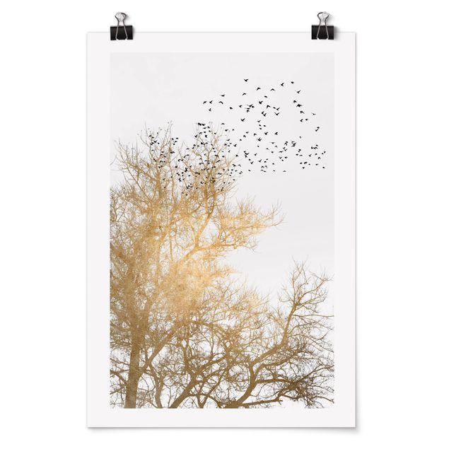 Poster Tiere Vogelschwarm vor goldenem Baum