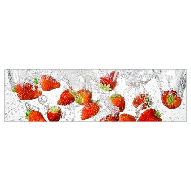 Küchenrückwand Weiß Frische Erdbeeren im Wasser
