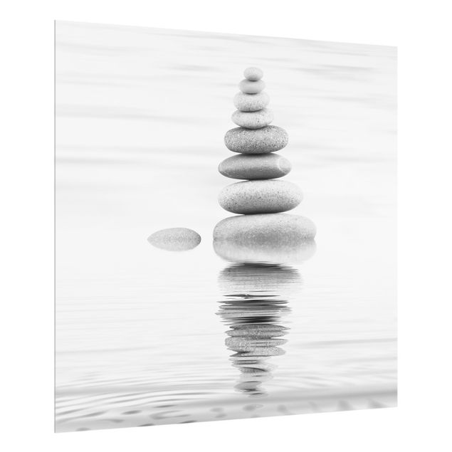 Spritzschutz Steinturm im Wasser Schwarz-Weiß