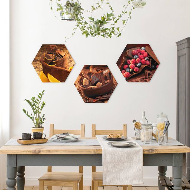 Hexagon Bild Alu-Dibond 3-teilig - Schokolade mit Früchten und Mandeln