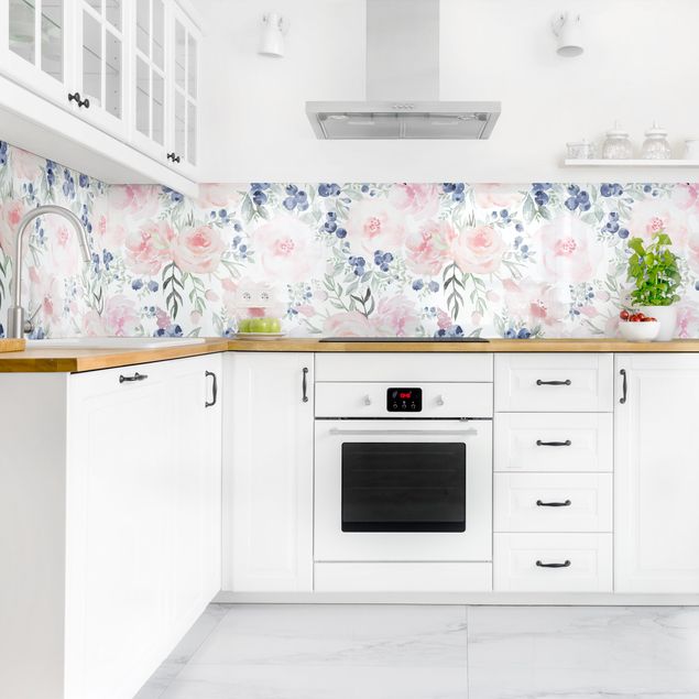 Küchenrückwand Muster Rosa Rosen mit Blaubeeren vor Weiß II