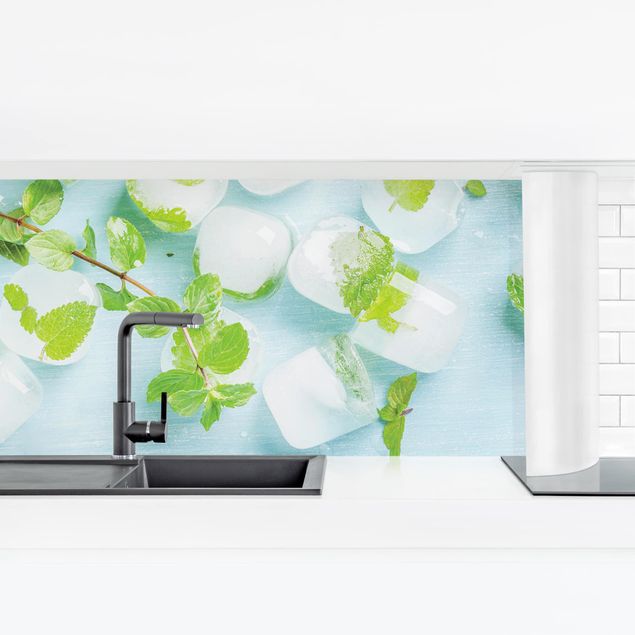 Küchenrückwände selbstklebend Eiswürfel mit Minzblättern