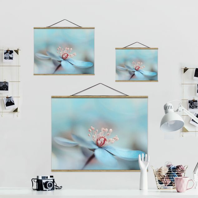 Stoffbild mit Posterleisten - Blüten in Hellblau - Querformat 4:3