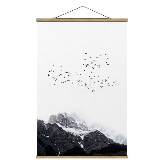 Stoffbild mit Posterleisten - Vogelschwarm vor Bergen Schwarz Weiß - Hochformat 2:3