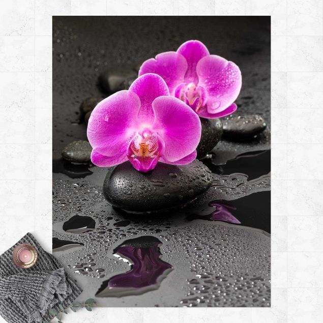 Outdoor Teppich Pinke Orchideenblüten auf Steinen mit Tropfen