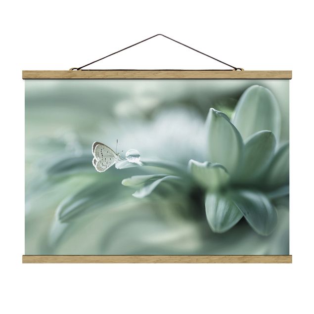 Stoffbild mit Posterleisten - Schmetterling und Tautropfen in Pastellgrün - Querformat 3:2