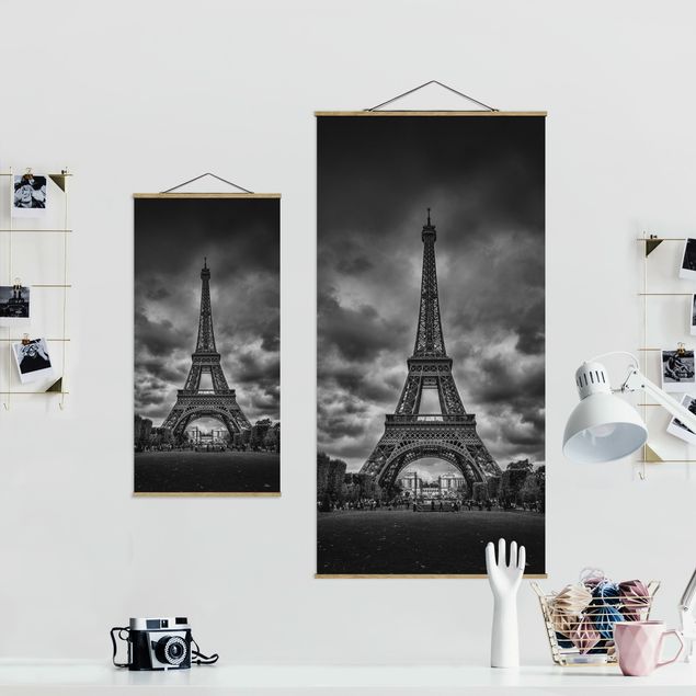 Stoffbild mit Posterleisten - Eiffelturm vor Wolken schwarz-weiß - Hochformat 1:2