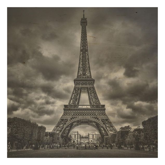 Moderne Holzbilder Eiffelturm vor Wolken schwarz-weiß