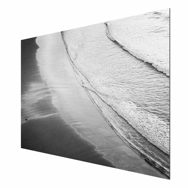 Alu-Dibond - Leichter Wellengang am Strand Schwarz Weiß - Hochformat