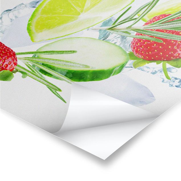 Poster - Erdbeeren Limetten Eiswürfel Splash - Hochformat 3:2