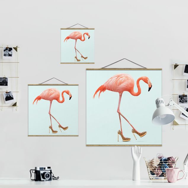 Stoffbild mit Posterleisten - Jonas Loose - Flamingo mit High Heels - Quadrat 1:1