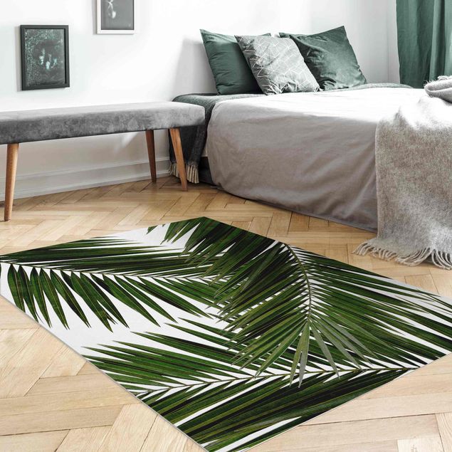 teppich für balkon Blick durch grüne Palmenblätter