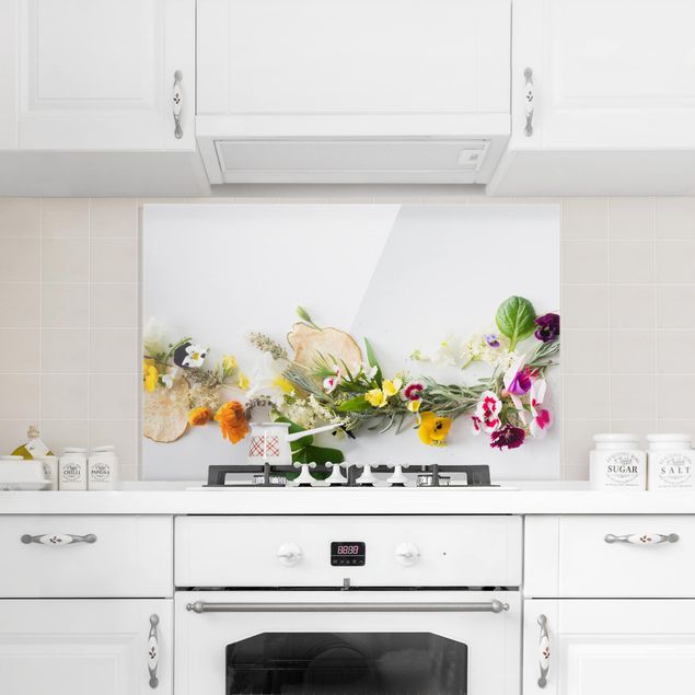 Glasrückwand Küche Blumen Frische Kräuter mit Essblüten