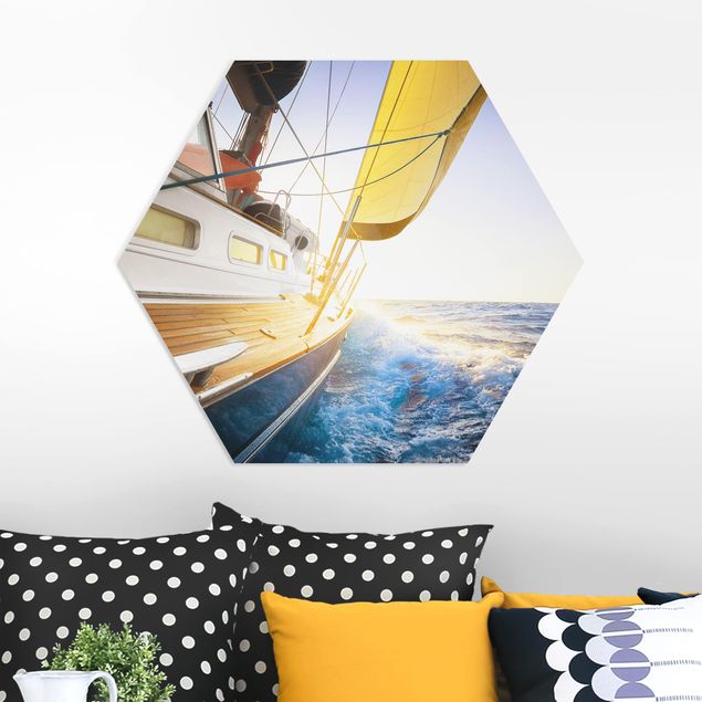 Foto auf Hartschaumplatte Segelboot auf blauem Meer bei Sonnenschein