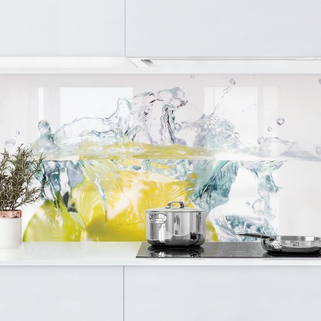 Küchenrückwände Platte Zitrone und Limette im Wasser