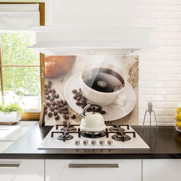 Küchenspritzschutz Dampfende Kaffeetasse mit Kaffeebohnen