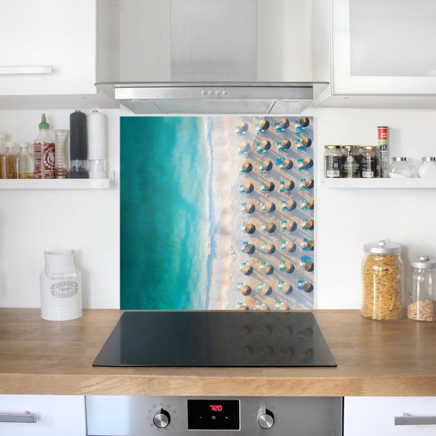 Küchenrückwand Glas Motiv Wald Weißer Sandstrand mit Strohschirmen