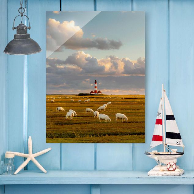 Glasbild Seen Nordsee Leuchtturm mit Schafsherde