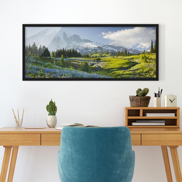 Gerahmte Bilder Natur Bergwiese mit blauen Blumen vor Mt. Rainier