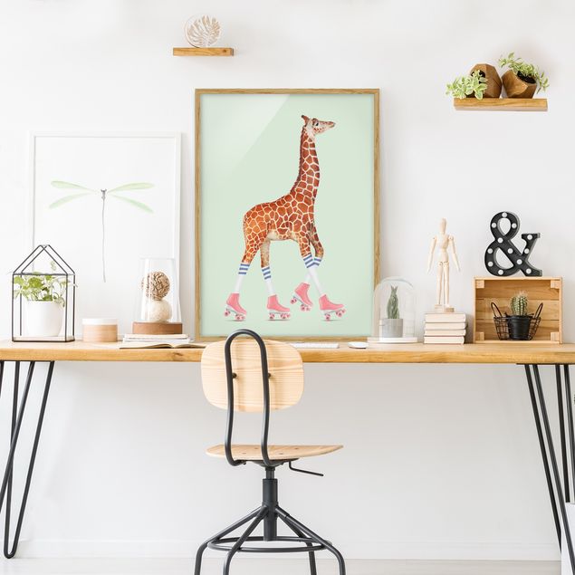 Gerahmte Kunstdrucke Giraffe mit Rollschuhen