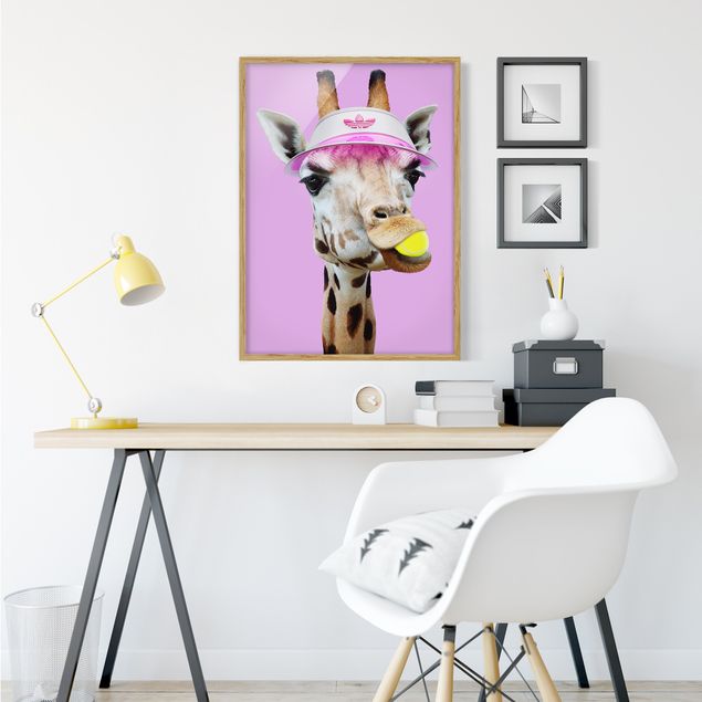 Gerahmte Kunstdrucke Giraffe beim Tennis