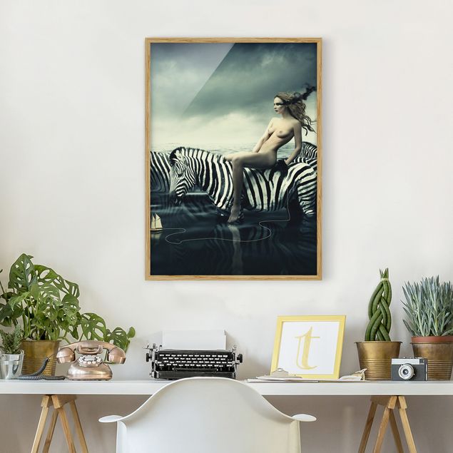 Gerahmte Kunstdrucke Frauenakt mit Zebras