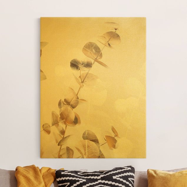 Leinwandbild Gold - Goldene Eukalyptuszweige mit Weiß I - Hochformat 3:4
