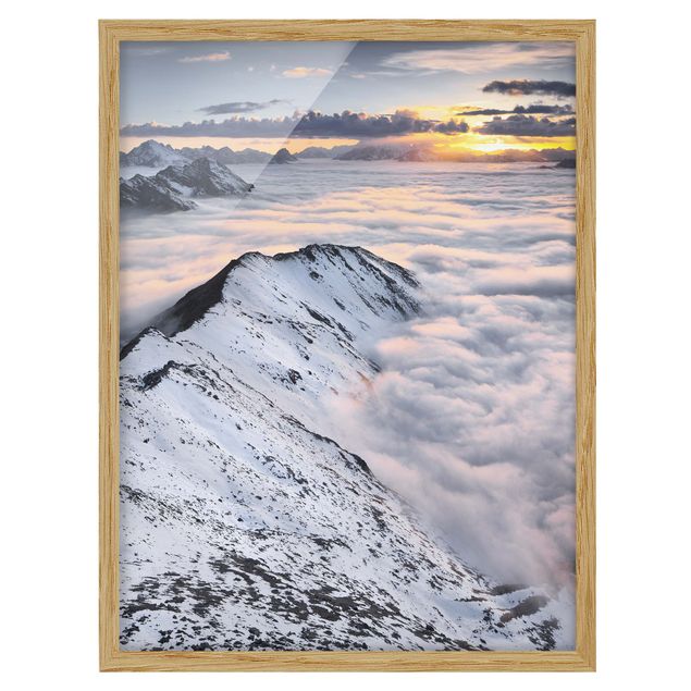 Bild mit Rahmen - Blick über Wolken und Berge - Hochformat 3:4
