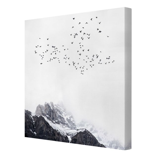 Leinwandbilder Schwarz-Weiß Vogelschwarm vor Bergen Schwarz Weiß
