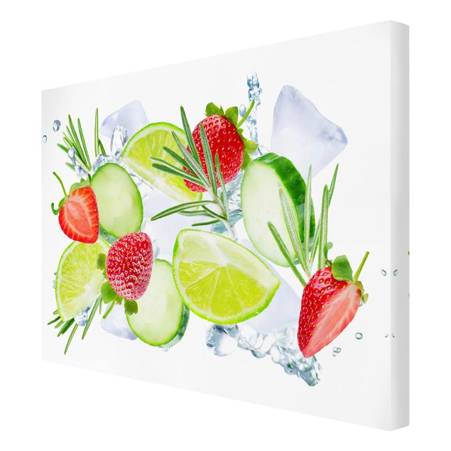 Leinwandbild - Erdbeeren Limetten Eiswürfel Splash - Hochformat 2:3