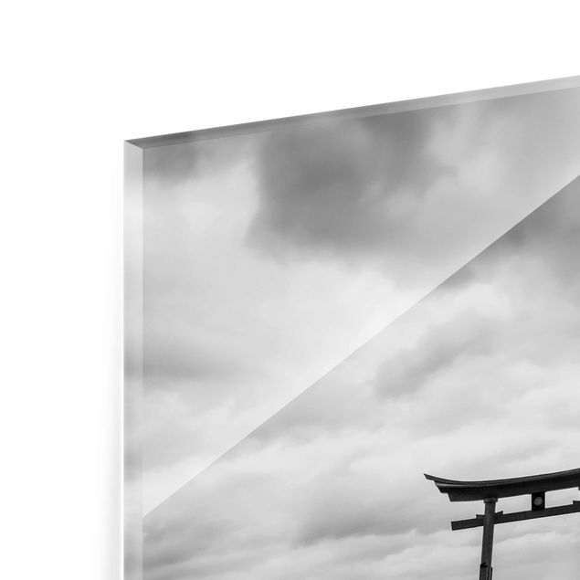 Glasbild - Japanisches Torii im Meer - Hochformat 3:4