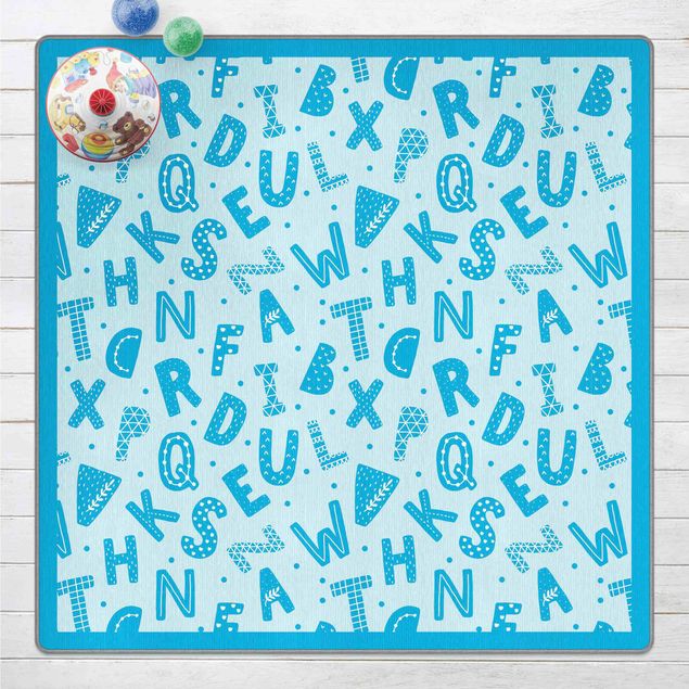 Moderner Teppich Alphabet mit Herzen und Punkten in Blau mit Rahmen
