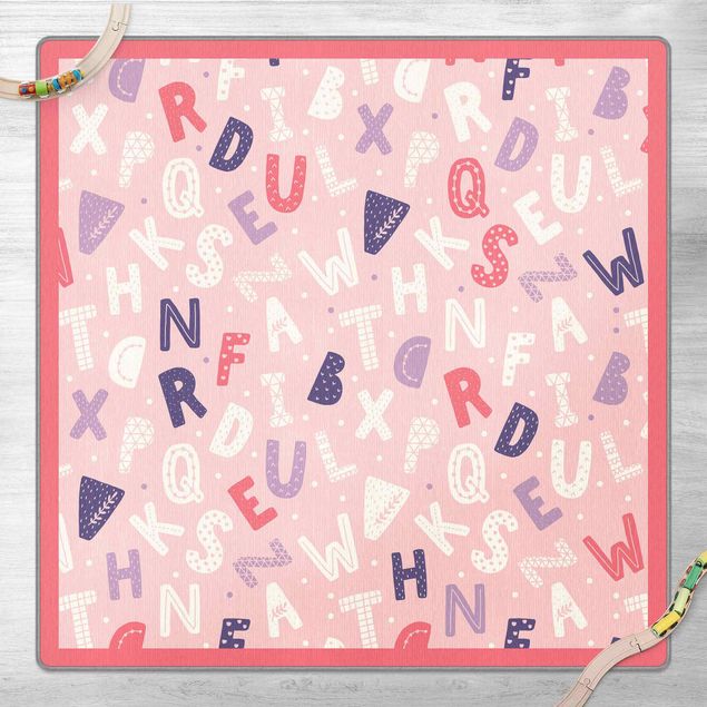 Moderner Teppich Alphabet mit Herzen und Punkten in Rosa mit Rahmen