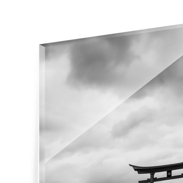 Glasbild - Japanisches Torii im Meer - Hochformat 2:3