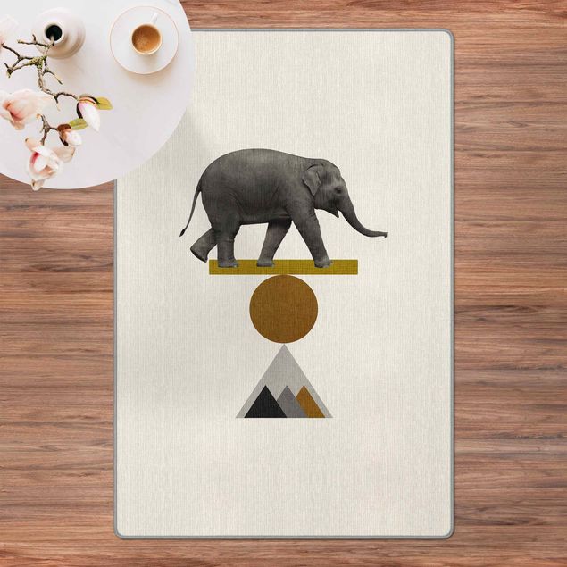 Grauer Teppich Balancekunst Elefant